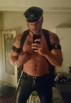 masterthomasuk:  Let’s have a day filled with leather men.