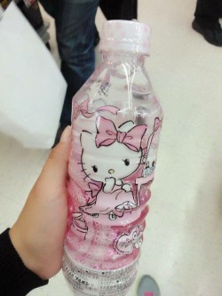 adaliprado:  Hello Kitty water bottle 🌸 
