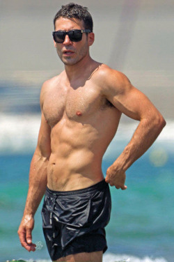 shirtlessmalecelebs:  Miguel Ángel Silvestre