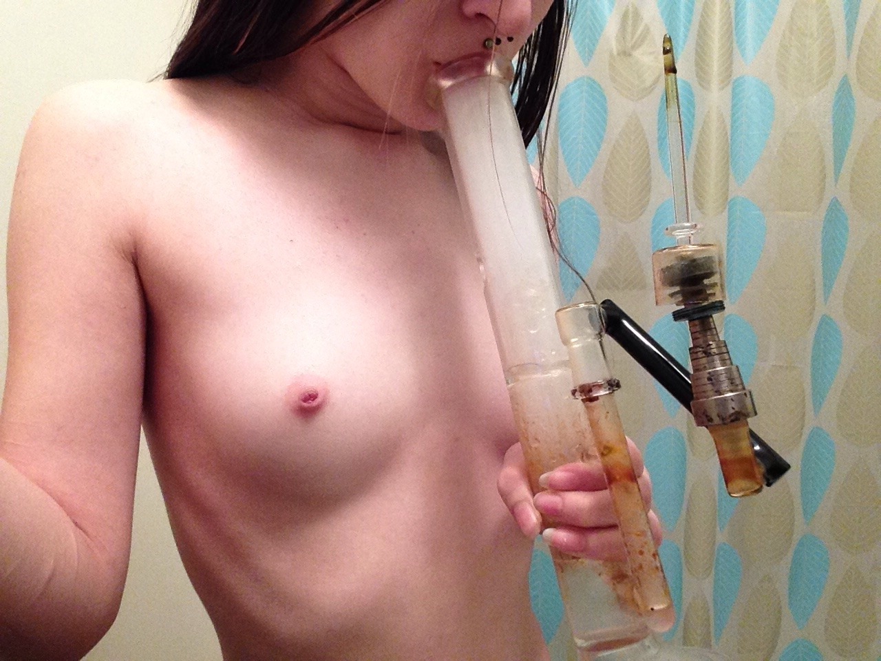 prurient-pet:  Pre-shower dab 💕