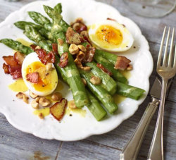 gastronomicgoodies: Warm Salad of Asparagus, Bacon, Duck Egg and Hazelnuts
