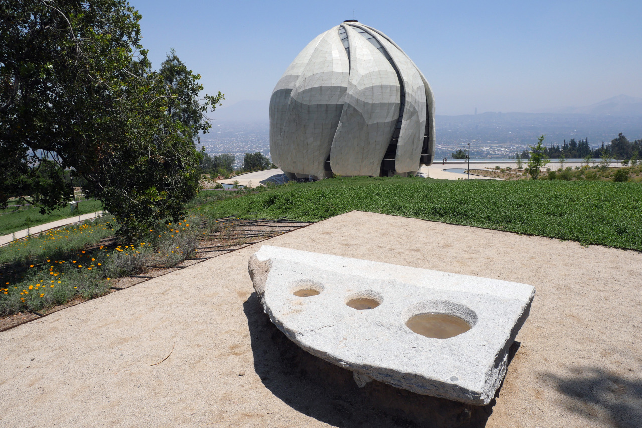 Al pie de la Cordillera de los Andes, el primer Templo Bahá’í de Sudamérica.  A más de 1,000 metros de altura, en los confines de la capital chilena, una super estructura de nueve lados con nueve entradas que simbólicamente acogen a todas las...