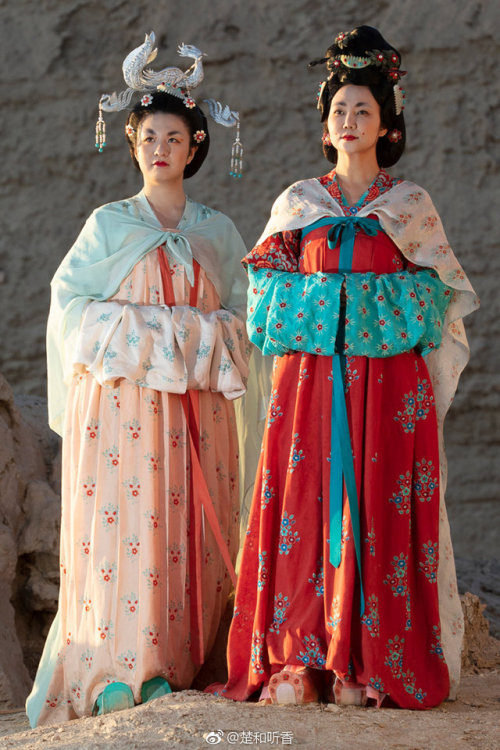 dressesofchina:Recreated costumes based on paintings from the Mogao Caves