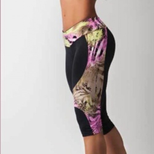 Good Morning fashion fitness lovers! Check out these cute capris for your morning workout. Basic bla