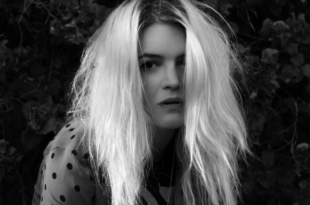implantedvisions:  Alison Mosshart  Cool girl 😍
