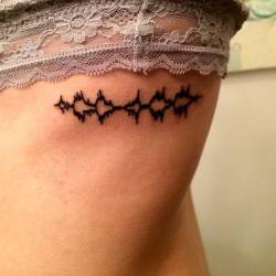 cutelittletattoos:  “This is a sound wave of my best friend’s laugh. I got it done on my rib cage a few months after he committed suicide because I want to keep his laugh right next to my heart forever”.   I&rsquo;m gonna cry