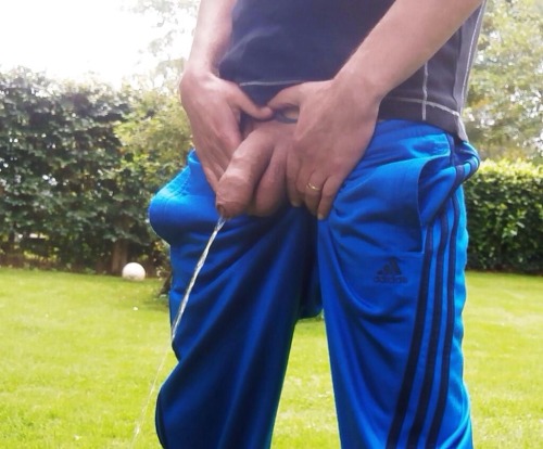 forbiddensights:Hung pisser 