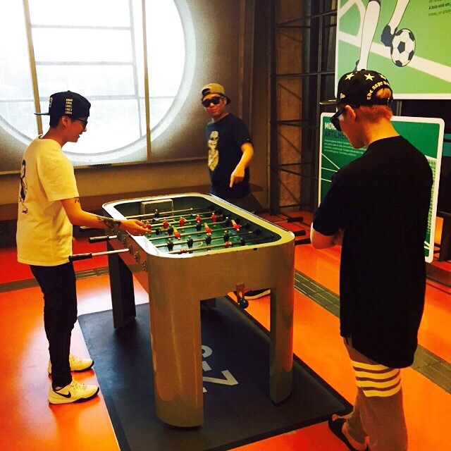 [PHOTO] Amber instagram update - with Onew 150425 - (1P)
Foozball with @redgod26 & @dlstmxkakwldrl #이진기님 #박홍신님 #진기는온유 #brazil
Credit: ajol_llama