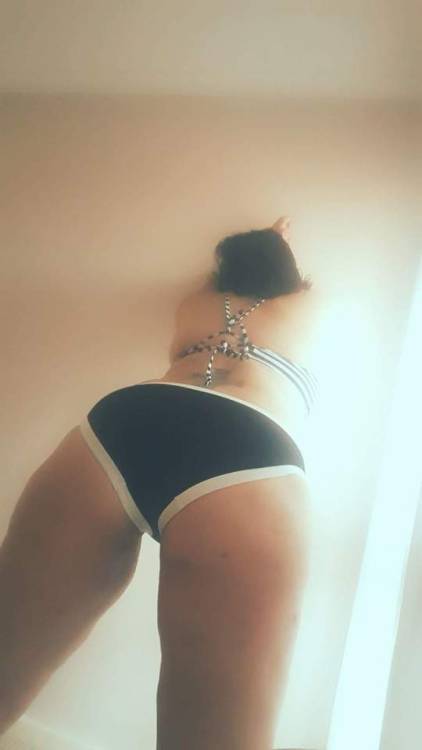 omg-kinkyaussie:  jessygirlxx:  Beach weather for this bum! @omg-kinkyaussie  Thank you for your submission 