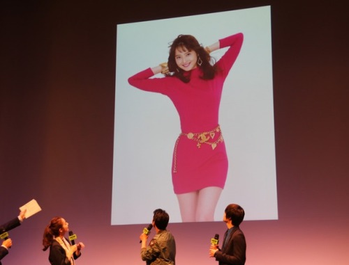 ayutube:  【ボディコン・画像】タレント佐々木希（27）さんが80年代のボディコン姿を披露──。バブリーで挑発的な衣装に唐沢寿明も絶賛ｗｗｗ【三次画像.idol】:  http://dlvr.it/B4syBN