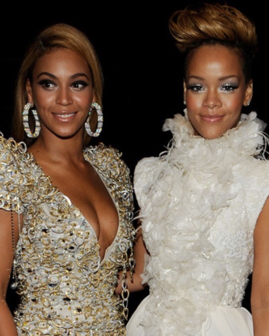 fatandbougie:  drnkonlove:  BEYONCÉ + RIHANNA  i never noticed this but now that