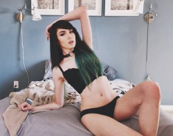 bionic-angel:  First ever hitachi torture show! Come hangout and torture me! http://chaturbate.com/theemilygrey
