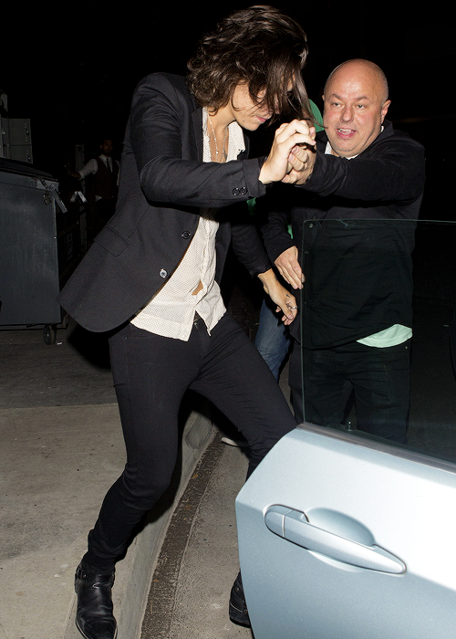 fuckyeahzarry:   Harry leaving Lily Allen’s after party at ‘the Nice Guy’ Bar in L