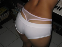 adorespanties:Whale-tail sighted off of hotpant