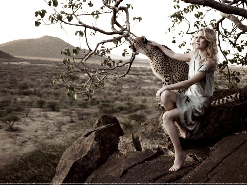 Kate Hudson in the wild africa with a Cheeta