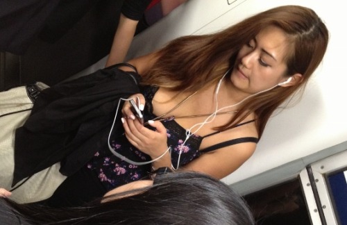 asiavoyeur:  bitchy girl on train