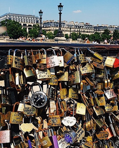 ❤️ #paris #travel #lovelockbridge #lovelock #fromwhereistand (at Love Lock Bridge, Paris)