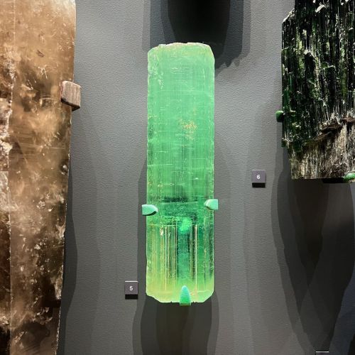 Have you ever wondered how big crystals form? Let’s talk about it this #MineralMonday. Pegmati