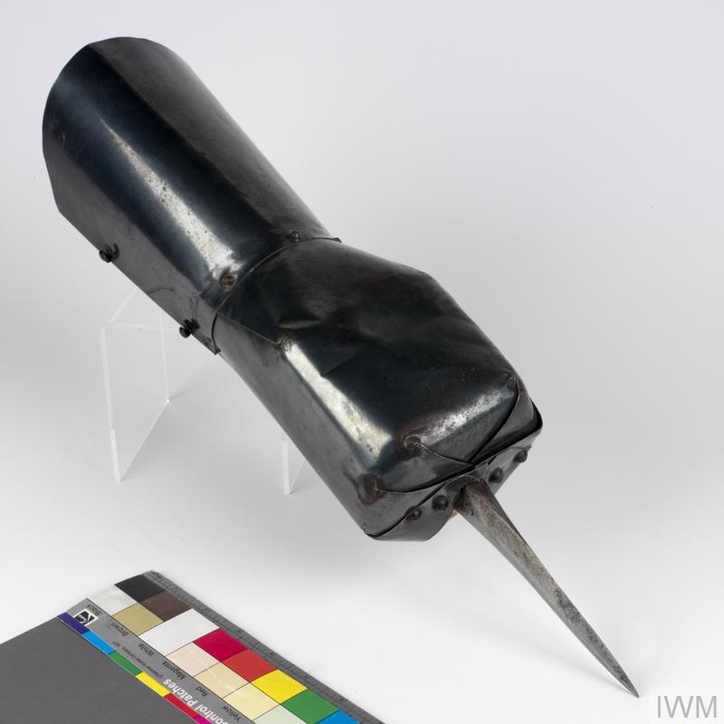 Anglo-French gauntlet dagger