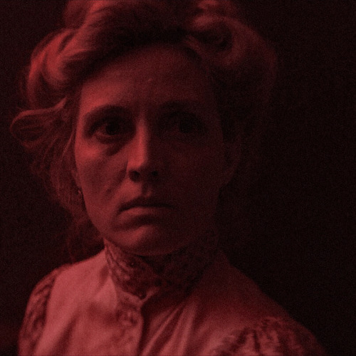 Evelyne Brochu as pompes funèbres Meg Steinheil in Paris Police 1900