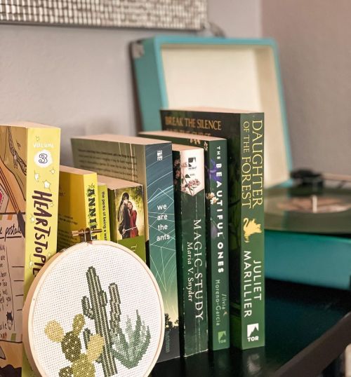 bookmill:Green books in honor of my new GREEN Evermore album! I’m in love ✨https://www.instagram.com