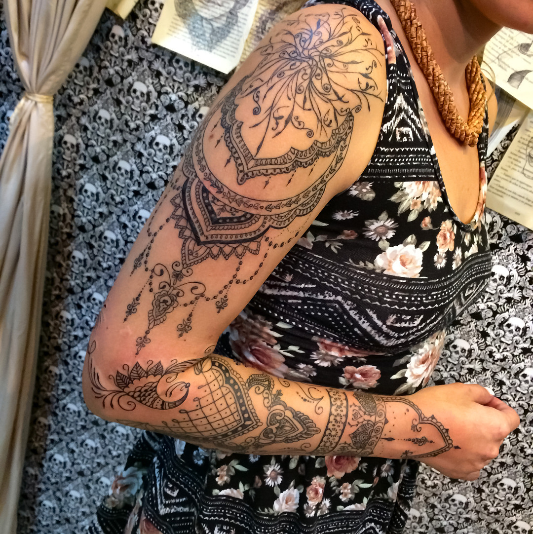 💀✖️ @gabrielwayne.art tatuaje de líneas estilo hindu o henna, con colgantes