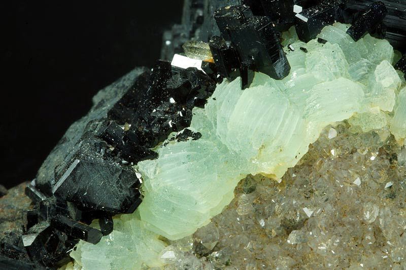 fuckyeahmineralogy:    Babingtonite and Phrenite - Qiaojia Co., Yunnan Province,