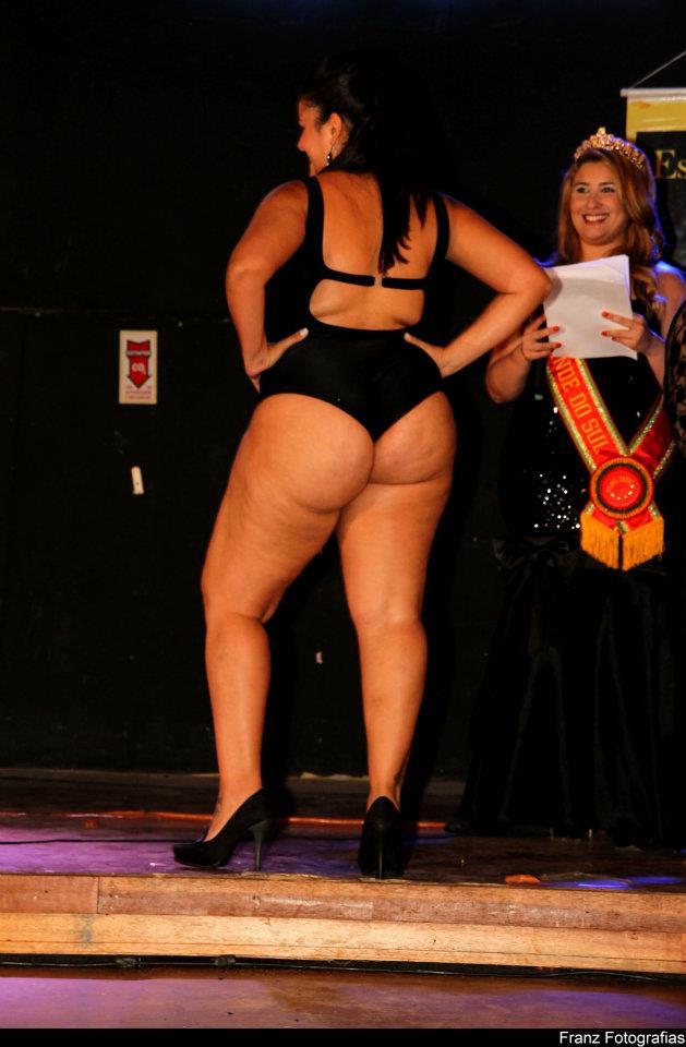 planetofthickbeautifulwomen:      @ The Desfile . Garota Plus size Outono Inverno