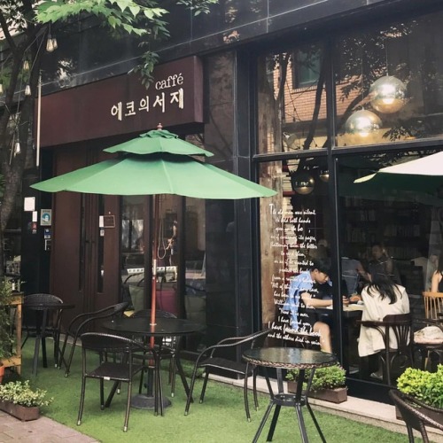 La ville de Yong-In, à 1h30 de Séoul en Corée, on appelle ce quartier : café Street. A very exotic s