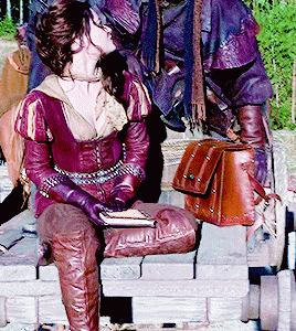 belle-gifs:every belle french outfit: 2x11
