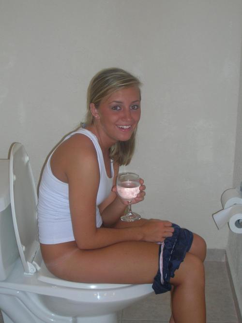 goldenshowersofpee:  Amateur : Girl on toilet 