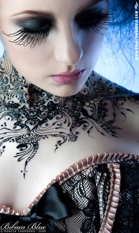 fussyfella:  Amazing make-up, body art and corset. Beautiful. (more here: http://lisii1994.piczo.com/post/11651/) 