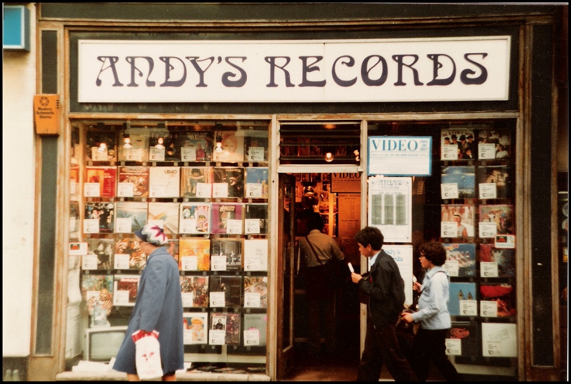 vinylpressmusic:  Vintage Vinyl - How Record Shops used to look