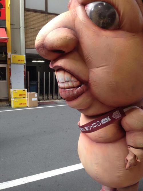  Looks like the campaign for the upcoming Shingeki no Kyojin Exhibition at the Ueno Royal Museum has started on the streets of Tokyo… (Source)  The Titans are coming D: