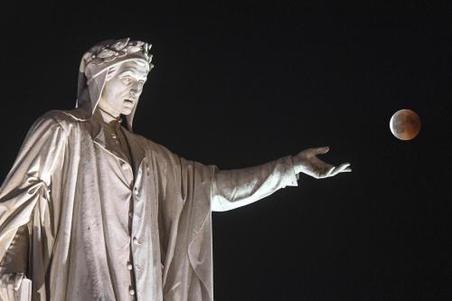 interretialia:hazelninja24:bunjywunjy:potpourri-of-me:Dante statue and the blood moon, Naples 27.07.