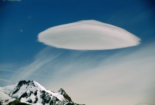 Porn photo sixpenceee:  Lenticular “UFO” clouds generally