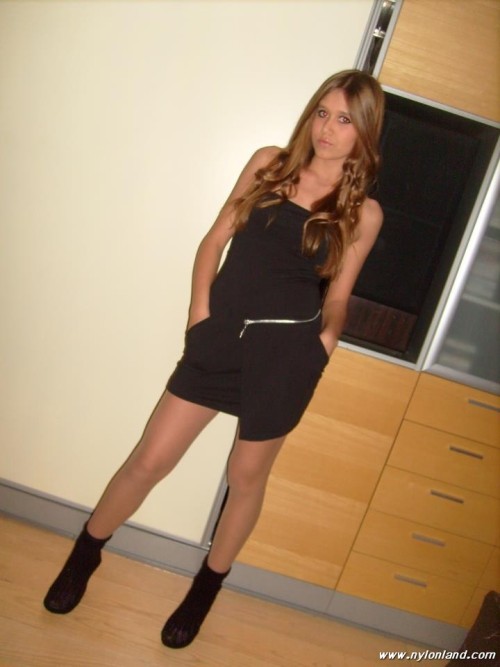 Whats sexier than 1000’s of pics of women in pantyhose and tights?NOTHINGwww.nylonland.com