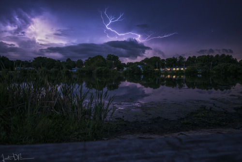 justinderosaphotography:SkyshaperVery rainy today, so here’s another lightning photo.