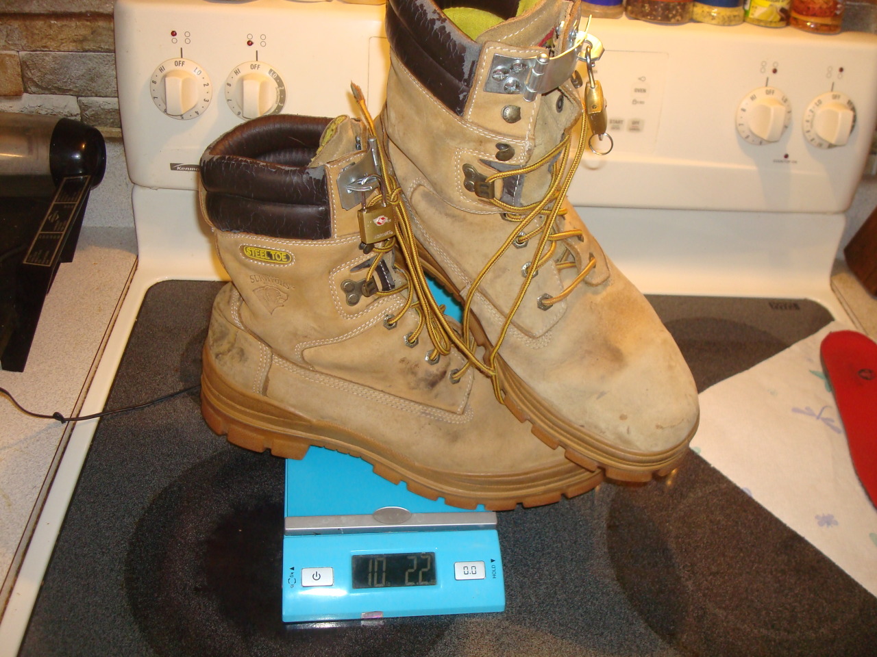 bootedskn:  gduk:  hardrubberlabour:  workergear:  padlockedshoes:  CUSTOMIZED BONDAGE