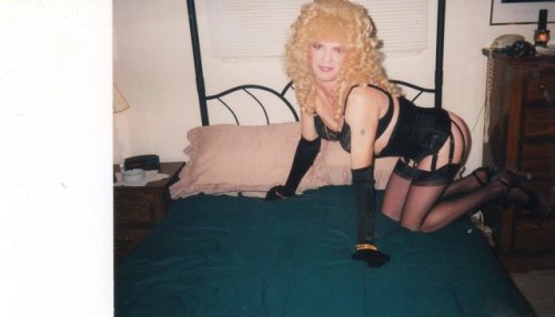 gaylejonesuniverse:the next 30 or so are old pics from my archives beauty never fades