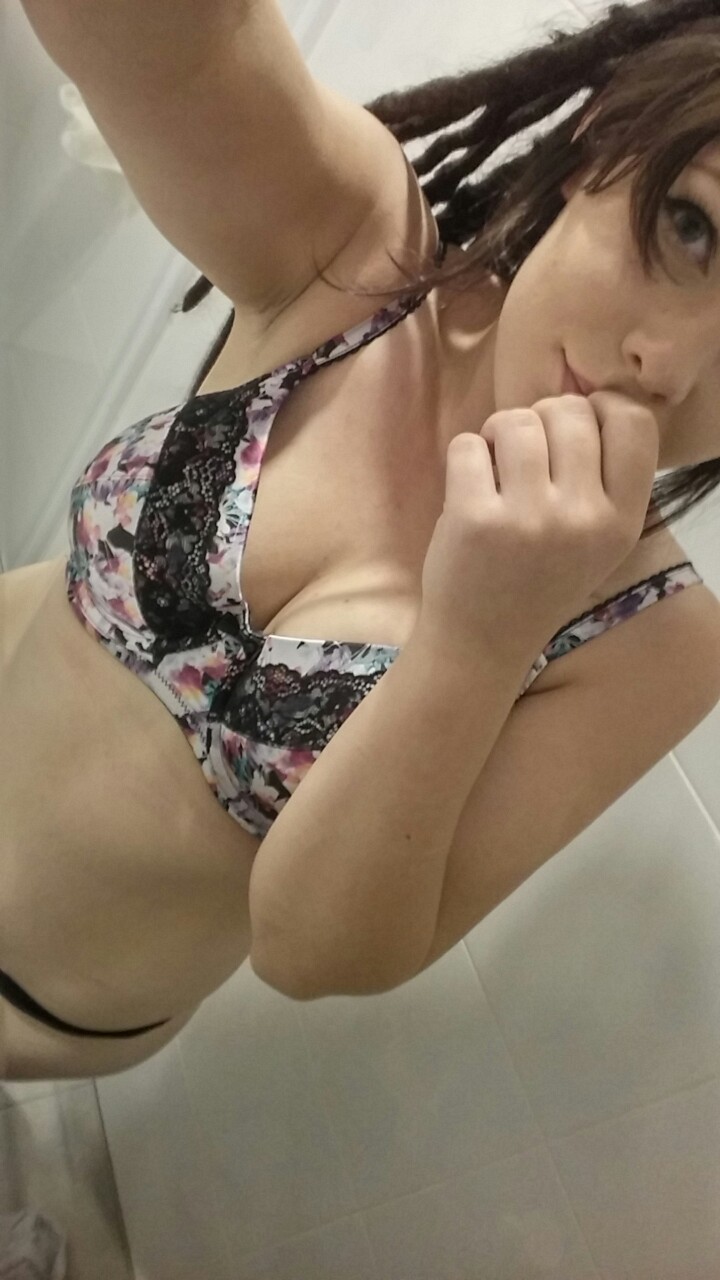 gorealore:  Cute and shower 😣