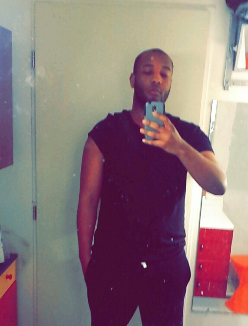 gigglyhuff:  All black everything  Aka  I need to shave