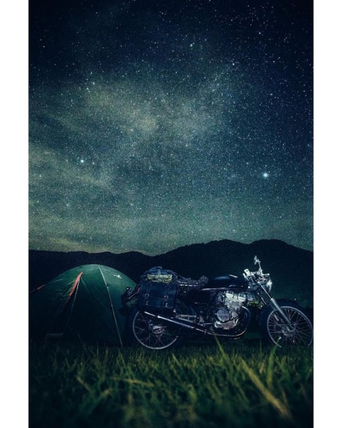 星の見守る中で #gb250 #moto #motorcycle #caferacer #camp #starlight #バイクのある風景 #ファインダー越しの私の世界 #カメラ好きな人と繋がりたい