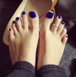 sexyfootnassfetish:  Long toes r the best!