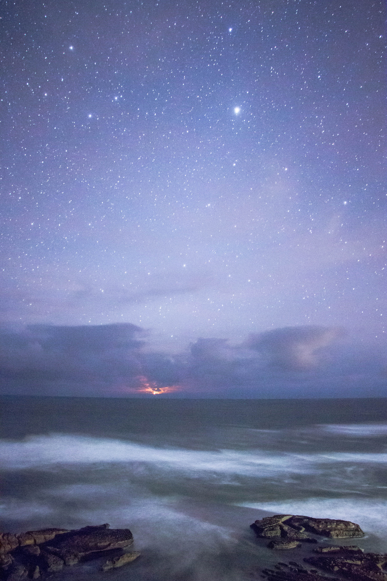 wavelasso:  Moonset over the Tasman Sea.