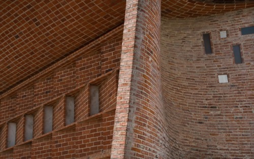 archatlas:  The Intricate, Undulating Brickwork at Eladio Dieste’s Cristo Obrero Church in UruguayGonzalo Viramonte has released a series of photographs that focus in on the use of bricks by engineer Eladio Dieste in his Atlántida Cristo Obrero church.