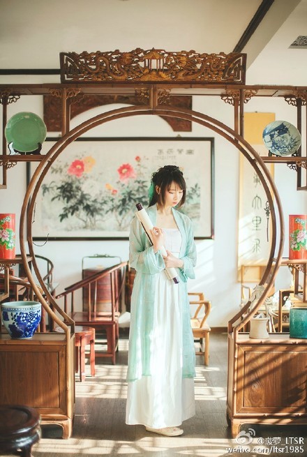 ziseviolet: Photoset by 菠萝_LTSR wearing hanfu (han chinese clothing)