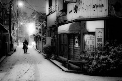 dreams-of-japan:  Tokyo Snow by crazyfruitbat on Flickr.  08/12/13