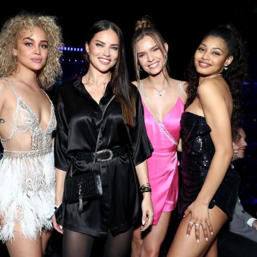 hellomagus: The #SuperBowl brought the SUPER models to Miami!  #JasmineSanders, #AdrianaLima, #Josep