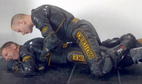 ff-top-leather-rubber-biker:Tu sens ma bosse dans mon cuir salope !!!!